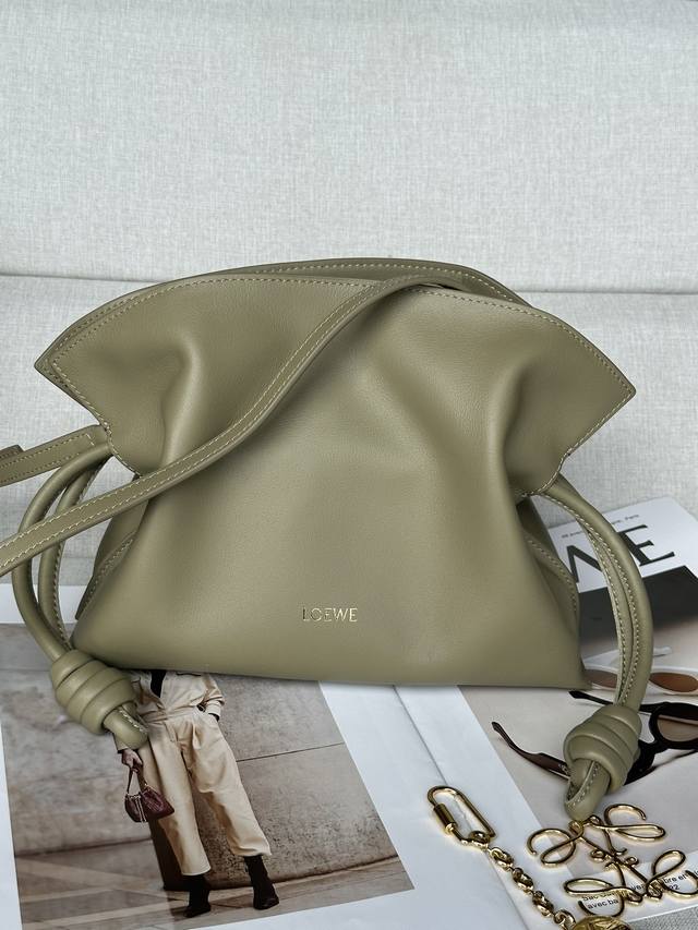 原厂皮 新版烫金logo 桉树绿 包包自配长肩带 迷你纳帕牛皮革 Flamenco 手拿包 型号11050S 23.9-9-18Cm 十九世纪七十年代发布的 F 原厂皮 新版烫金logo 桉树绿 包包自配长肩带 迷你纳帕牛皮革 Flamenco 手拿包 型号11050S 23.9-9-18Cm 十九世纪七十年代发布的 F