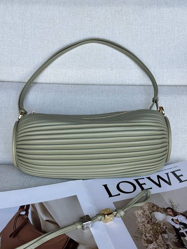 原厂皮 褶皱纳帕皮革手链小包 9751 颜色:桉樹綠 这款多功能管状小包采用褶皱纳帕羊皮革制成,可转换为手链佩戴。 两端都饰有压纹羊皮革饰板。 可拆卸可调节带子 原厂皮 褶皱纳帕皮革手链小包 9751 颜色:桉樹綠 这款多功能管状小包采用褶皱纳帕羊皮革制成,可转换为手链佩戴。 两端都饰有压纹羊皮革饰板。 可拆卸可调节带子