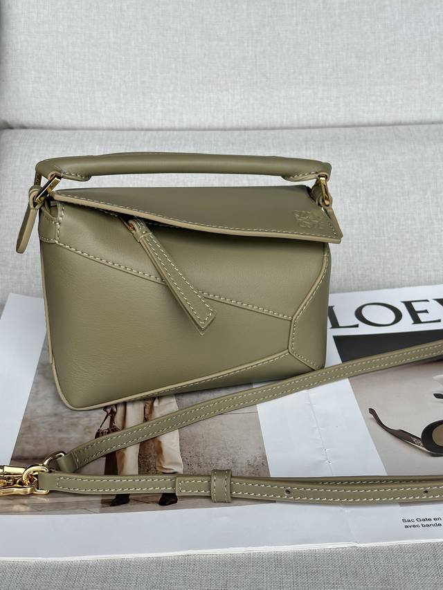 原厂皮 Puzzle Edge 手袋 最新版本肩带可调节 茴芹绿 Lo*We推出的首次亮相手提包*长方体形状和精确的切割技术创造了 Puzzle 独特的几何线条 原厂皮 Puzzle Edge 手袋 最新版本肩带可调节 茴芹绿 Lo*We推出的首次亮相手提包*长方体形状和精确的切割技术创造了 Puzzle 独特的几何线条