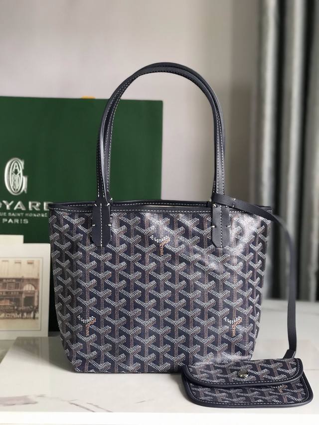 正品级 Goyard 戈雅 经多次研究与改良,不断提升面料与皮质,全方位独家定制只为不断达到客户的高品质要求 底布采用与zp一致的定制高品雨露麻,再涂上光面的树 正品级 Goyard 戈雅 经多次研究与改良,不断提升面料与皮质,全方位独家定制只为不断达到客户的高品质要求 底布采用与zp一致的定制高品雨露麻,再涂上光面的树