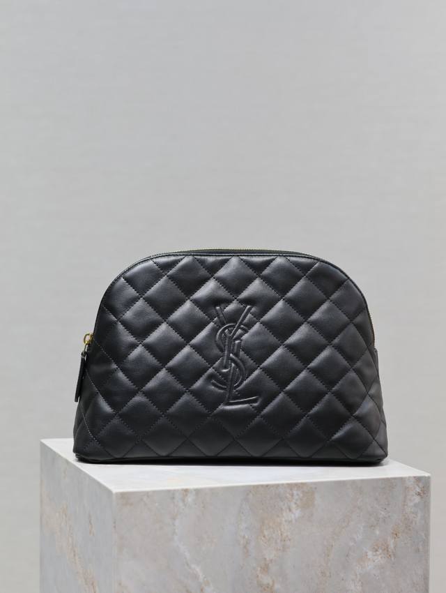 正品级 黑色 Le Cassandre新款化妆包 牛皮材质简直是yyds~时髦高级的质感 值得拥有 特别的轻便 名副其实的高颜值 容量不容小觑噢 简直就是日常通 正品级 黑色 Le Cassandre新款化妆包 牛皮材质简直是yyds~时髦高级的质感 值得拥有 特别的轻便 名副其实的高颜值 容量不容小觑噢 简直就是日常通