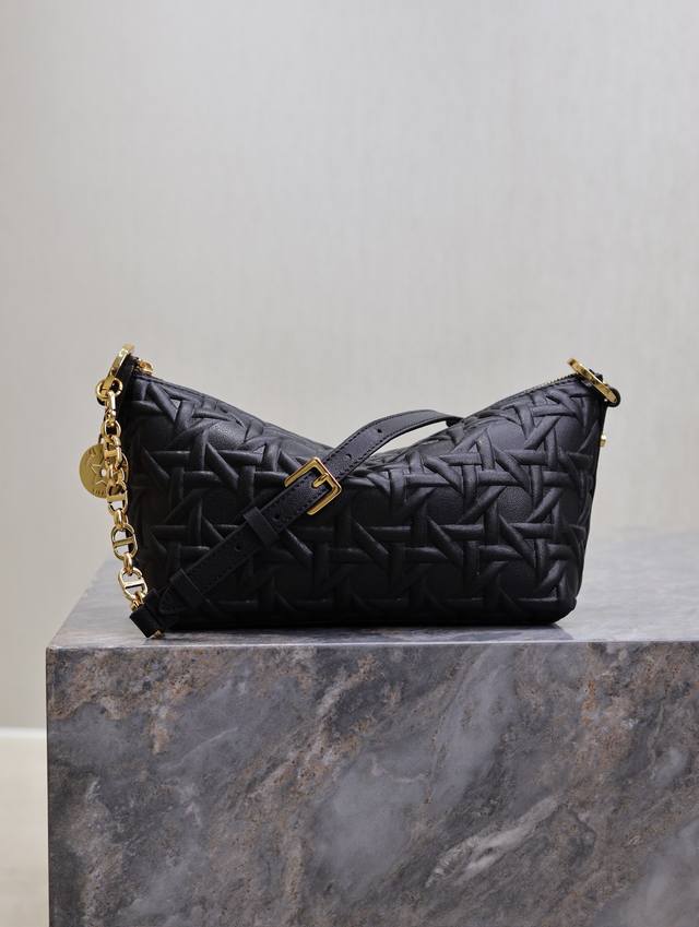 正品级 ，高版本 Diorstar Hobo链条手袋 黑色皮压 这款 Diorstar Hobo 链条手袋造型时尚，设计实用。采用黑色牛皮精心制作，饰以 Gra