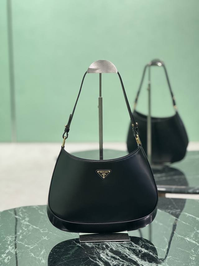 正品级 Cleo腋下包 今年大火的中古款腋下包 一直很受欢迎 ，全皮细腻光滑 异形的包型设计 又酷又时尚，容量足够用 轻便能装 又不过时真是太完美，复古feel