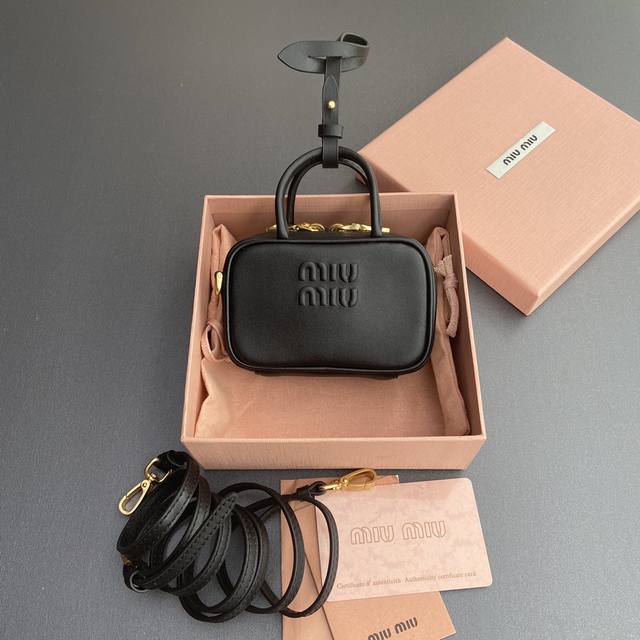 原厂皮 特级五金原厂皮 ~黑色進口牛皮革掛飾 這款掛飾可裝點其他配件，格調獨特。飾以壓花徽標，增添標志性元素。 -係帶開合 -拉鏈開合 -壓花字母徽標 -帶襯裡