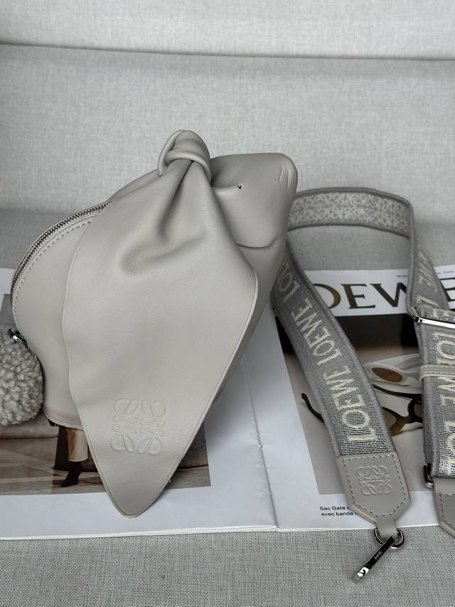 原厂皮 Loewe大耳朵羊皮兔子 现货供应 型号1008自配套同色系宽织带 可爱暴击,兔年限量款嫦娥兔子包皮质,手感特别舒适,容量也不用多说,日常用品都可,精致 原厂皮 Loewe大耳朵羊皮兔子 现货供应 型号1008自配套同色系宽织带 可爱暴击,兔年限量款嫦娥兔子包皮质,手感特别舒适,容量也不用多说,日常用品都可,精致