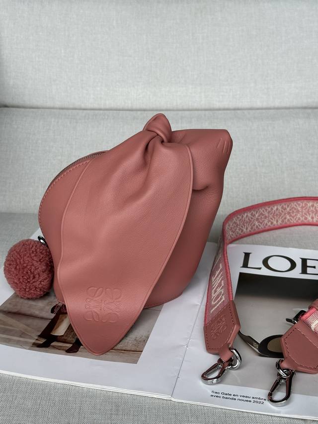 原厂皮 Loewe大耳朵羊皮兔子 现货供应 型号1008自配套同色系宽织带 可爱暴击，兔年限量款嫦娥兔子包皮质，手感特别舒适，容量也不用多说，日常用品都可，精致