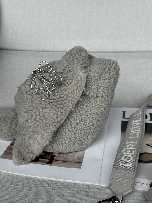 原厂皮 Loewe大耳朵羊毛兔子 现货供应 型号1008自配套同色系宽织带 可爱暴击，兔年限量款嫦娥兔子包皮质，手感特别舒适，容量也不用多说，日常用品都可，精致