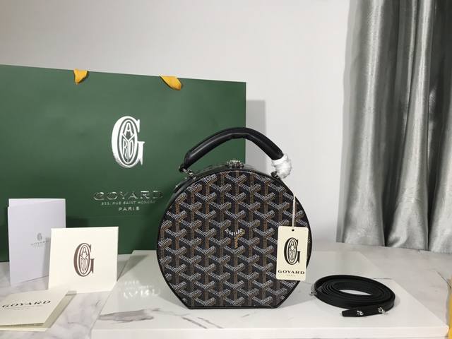 正品级 Goyard Alto 圆盒包也是个帽盒包 Alto 包是极具代表性的经典帽盒包且结合了goyard箱具制作工艺的精髓：白杨木质框架、圆形小牛皮手柄、闭