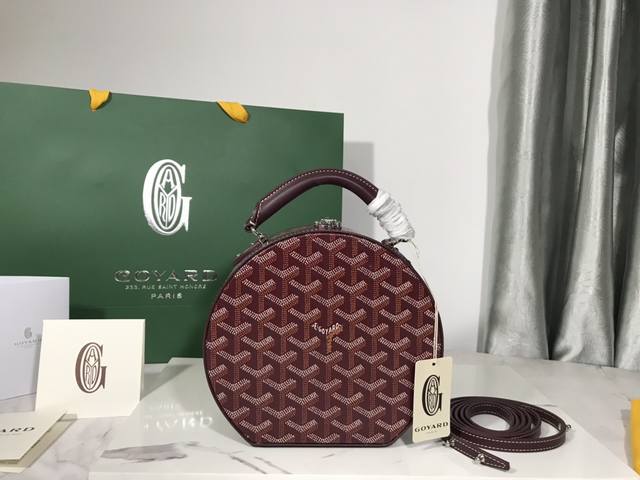 正品级 Goyard Alto 圆盒包也是个帽盒包 Alto 包是极具代表性的经典帽盒包且结合了goyard箱具制作工艺的精髓:白杨木质框架、圆形小牛皮手柄、闭 正品级 Goyard Alto 圆盒包也是个帽盒包 Alto 包是极具代表性的经典帽盒包且结合了goyard箱具制作工艺的精髓:白杨木质框架、圆形小牛皮手柄、闭