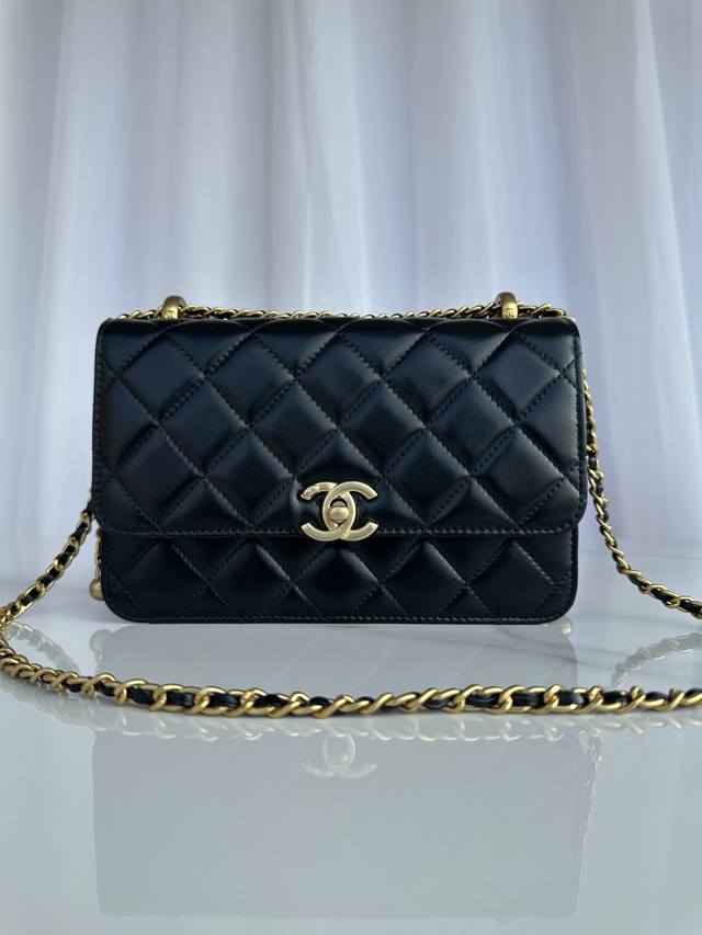 品牌:Chanel型号:As2649牛皮 五金简介:原单质量，经典之作，华丽与气质的前沿，是你意想不到的尊贵。皮种:原单进口牛皮，里配原版皮。五金:原版五金配制