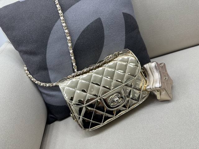 新款现货！！！型号：4646 24C五角星cf闪耀迷人移不开眼 24C的c位是哪一只包包呢毫无疑问，是这只五角星cf 作为24C“开场嘉宾”这只双肩成为了高热度