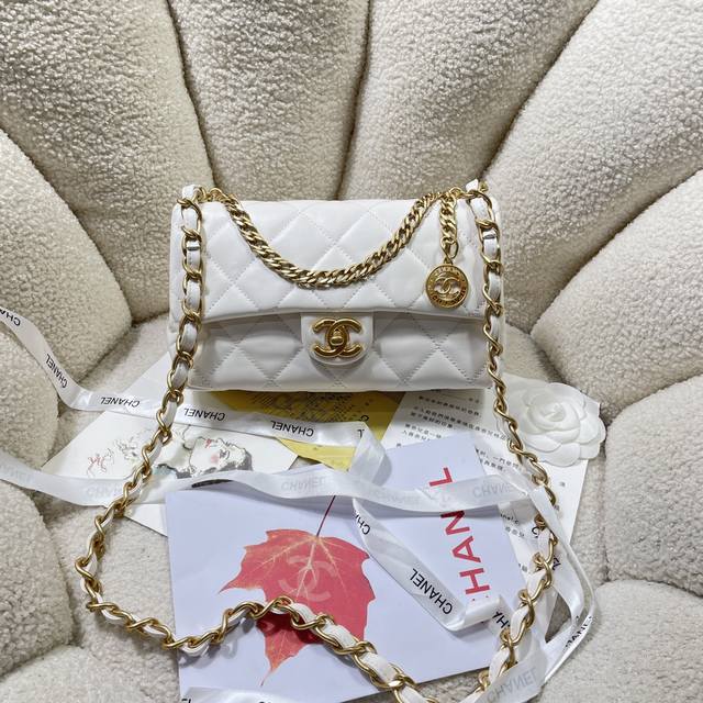 新款现货！！ 白色大号 4000金币cfmini上身图 很多集美关心斜挎长度，上身图！但是完全可以接受的程度，甚至对于喜欢短链条的姐妹来说更合适 1大小尺寸合适