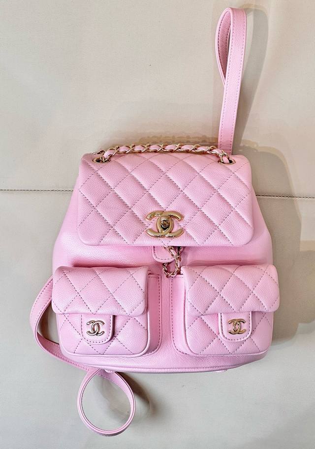 Chane123P超级火爆的双背包，实物跟老款duma差不多大小无疑还是溢价款，很难买[苦涩]上身非常好搭配，很耐看，绝对会成为经典，强烈推荐 24K镀厚金香槟