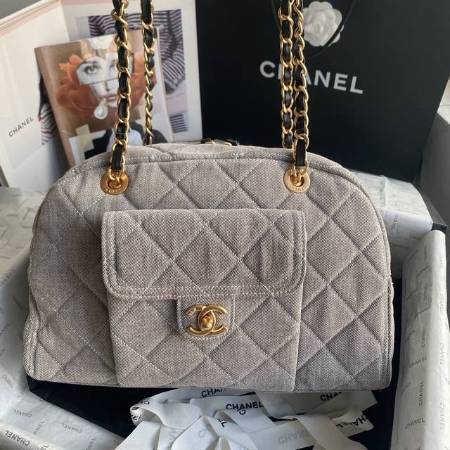 现货～牛仔布 24B新款保龄球包 菱格纹十ogo字母， 油腊胎牛皮偏中古款的保龄球包版型， 不会出错的款正面背面都有一个格子， 链条带有一个加紧的鸡眼，加上内袋