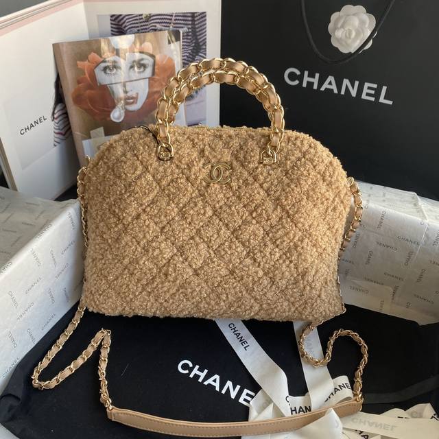 大号羊羔毛chane 24B｜本季小黑马贝壳包 这一季非常亮眼的chanel贝壳包非常可爱 我的sa看到实物后都种草了 我觉得它是这一季最可爱的包了 尺寸：20