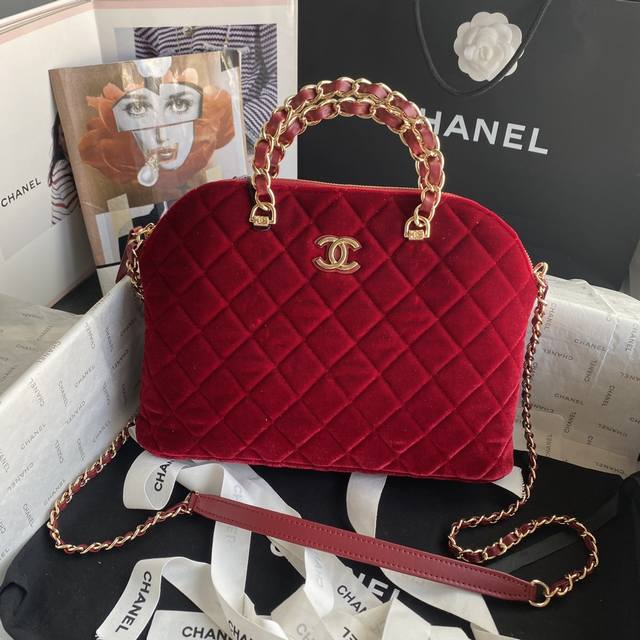 大号天鹅绒 Chane 24B｜本季小黑马贝壳包 这一季非常亮眼的chanel贝壳包非常可爱 我的sa看到实物后都种草了 我觉得它是这一季最可爱的包了 尺寸：2