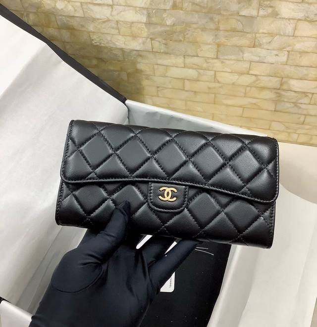 Chanel 进口原版羊皮经典金 银 扣 两折按扣钱包，双c Logo已经成为一种时尚界的骄傲，也是这个地球上女人最想拥有的品牌之一！型号：80758 尺寸：1
