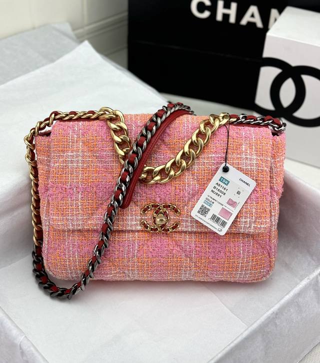 Chanel ：：型号as1161#：小号1160#：尺寸：30Cm：小号26Cm：年新色：秋冬款，绒布系列：这款包简直是小香一切经典元素的结合，小香迷菱格纹、