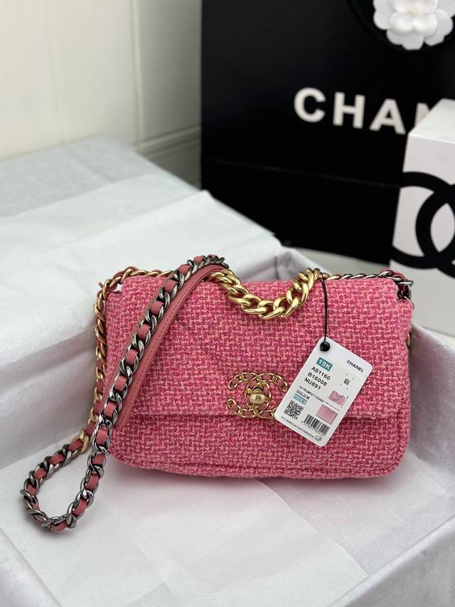 Chanel ：：型号as1161#：小号1160#：尺寸：30Cm：小号26Cm：年新色：秋冬款，绒布系列：这款包简直是小香一切经典元素的结合，小香迷菱格纹、