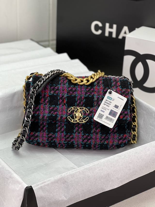 Chanel ：：型号as1161#：小号1160#：尺寸：30Cm：小号26Cm：年新色：秋冬款，绒布系列：这款包简直是小香一切经典元素的结合，小香迷菱格纹、