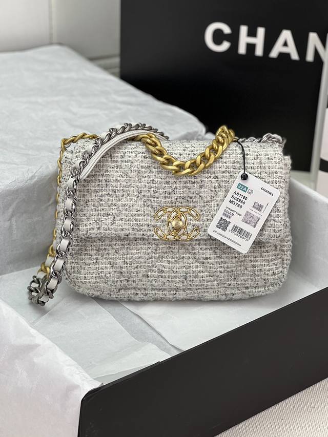 Chanel ：：型号as1161#：小号1160#：尺寸：30Cm：小号26Cm：年新色：秋冬款，绒布系列：这款包简直是小香一切经典元素的结合，小香迷菱格纹、
