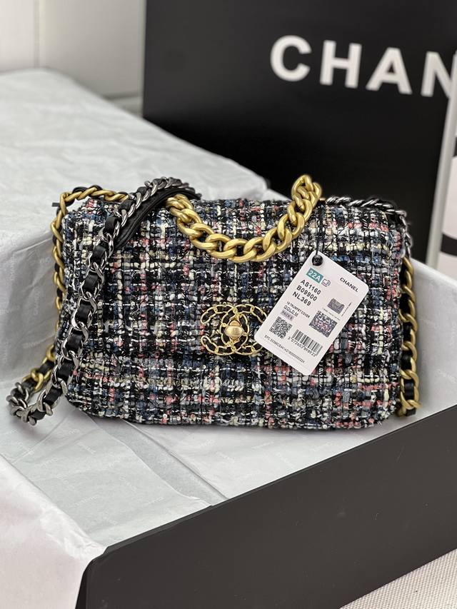 Chanel ：：型号as1161#：小号1160#：尺寸：30Cm：小号26Cm：年新色：秋冬款，绒布系列：这款包简直是小香一切经典元素的结合，小香迷菱格纹、