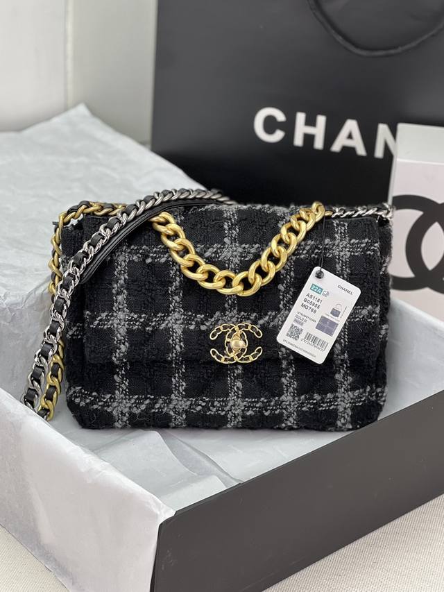 Chanel ：：型号as1161#：小号1160#：尺寸：30Cm：小号26Cm：年新色：秋冬款，绒布系列：这款包简直是小香一切经典元素的结合，小香迷菱格纹、