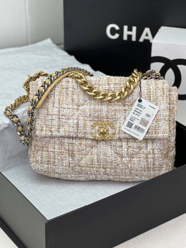 Chanel ：：型号as1161#：小号1160#：尺寸：30Cm：小号26Cm：年新色：秋冬款，绒布系列：这款包简直是小香一切经典元素的结合，小香迷菱格纹、