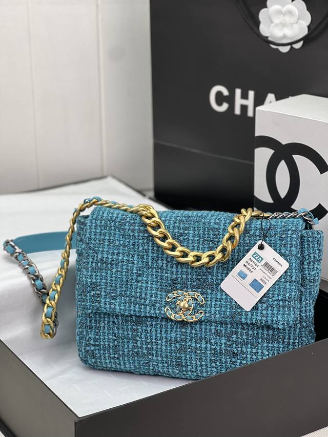 Chanel ：：型号as1161#：小号1160#：尺寸：30Cm：小号26Cm：年新色：秋冬款，绒布系列：这款包简直是小香一切经典元素的结合，小香迷菱格纹、