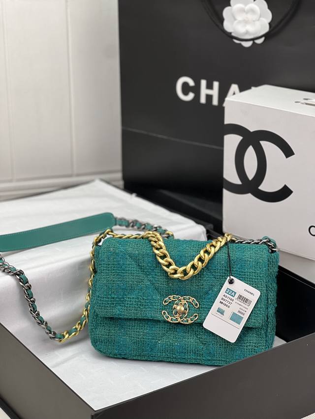 Chanel ：：型号as1161#：小号1160#：尺寸：30Cm：小号26Cm：年新色：秋冬款，绒布系列：这款包简直是小香一切经典元素的结合，小香迷菱格纹、