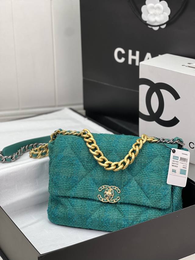 Chanel ：：型号as1161#：小号1160#：尺寸：30Cm：小号26Cm：年新色：秋冬款，绒布系列：这款包简直是小香一切经典元素的结合，小香迷菱格纹、