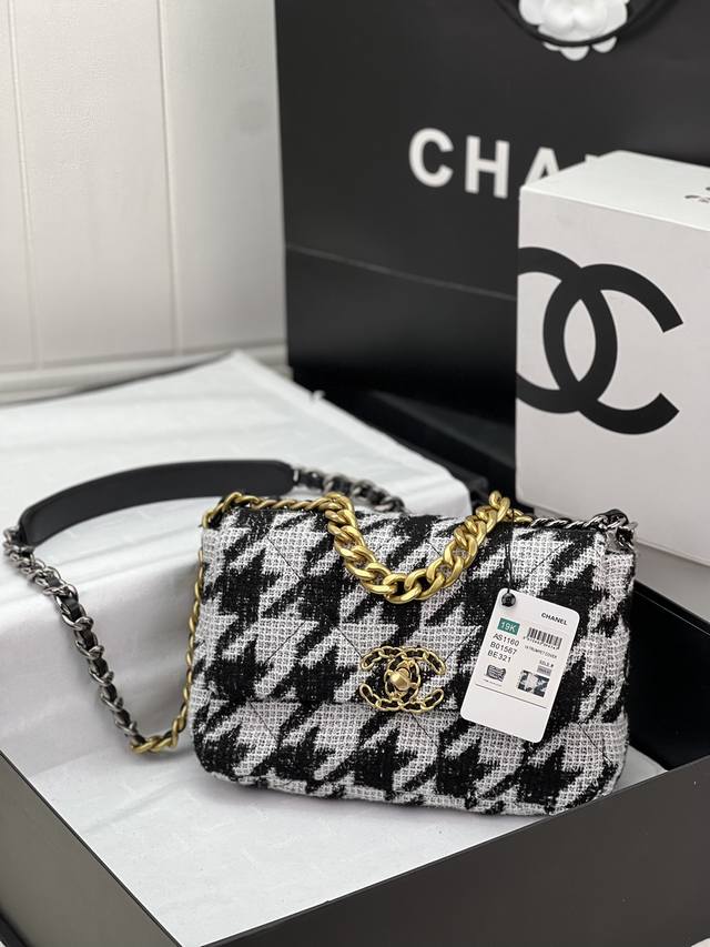 Chanel ：：型号as1161#：小号1160#：尺寸：30Cm：小号26Cm：年新色：秋冬款，绒布系列：这款包简直是小香一切经典元素的结合，小香迷菱格纹、