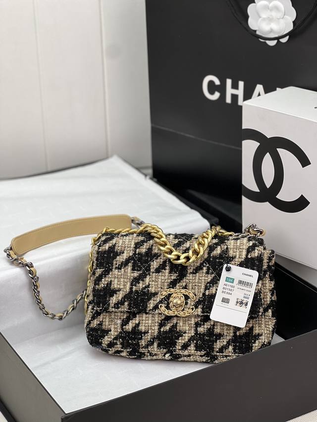 Chanel ：：型号as1161#：小号1160#：尺寸：30Cm：小号26Cm：年新色：秋冬款，绒布系列：这款包简直是小香一切经典元素的结合，小香迷菱格纹、