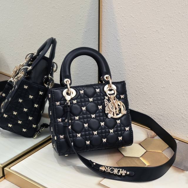 四格20Cm Lady最新限量版粗蝴蝶钉戴妃包w，人手一个必备的 My Lady 全新做法，袋口翻盖，单肩手提包经典款单肩斜挎英国皇室戴妃包，可拆卸的真皮肩带，