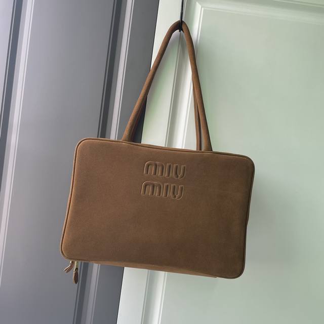 新款 . Miumiu 5Bb11702024 Fw 秋冬麂皮系列tote腋下包秋冬简直就是 Miu的主战场，开挂la～加入绒面材质，简直是氛围感的神，低调高级