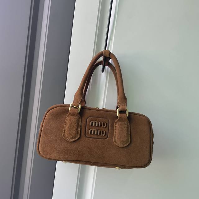 新款 ..Miumiu 5Bb142，Miu 家新款保龄球包包，火爆这个秋冬的麂绒皮元素，顶级头层麂绒小牛皮，包身精致立体有型，正面刻字徽标与皮革颜色相呼应，可
