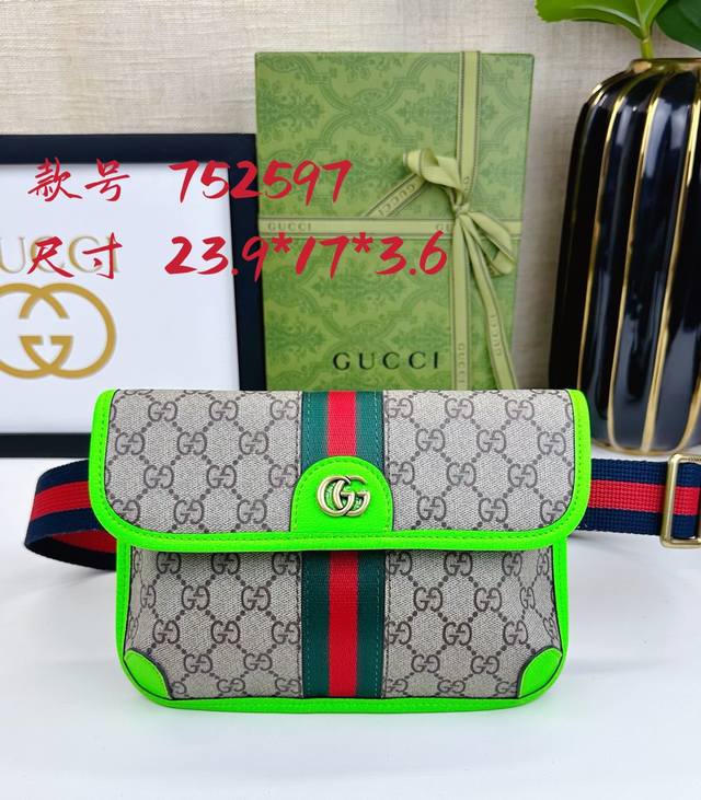 Ophidia系列gg小号腰包。Ophidia系 列融合gucci传统精髓与现代设计，匠心呈献亮眼新作。这款男士腰包巧妙糅合双g配件和gg Supreme帆布，