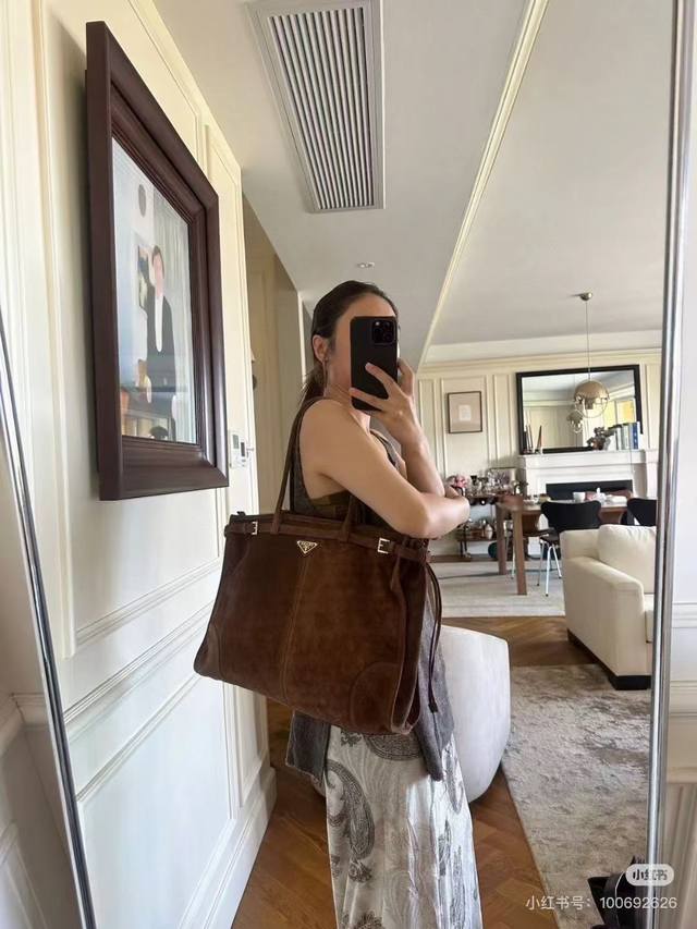 磨砂 ，尺寸38X30X12,款号2452。普拉达近日的开箱快乐 Unica阿尔卑斯去年没买，今年含泪补上，一摸到面料就知道这钱是省不下来了，实在太精美！版型也