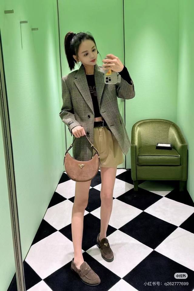 磨砂 配盒子 新款 Prad A月亮 月牙包 本季黑马四小牛皮和淡金的配色，月牙形状自带调扣，整体皮穿链，可盐可甜 展现优雅的同时还有点小复古，两侧卡扣对扣秒变