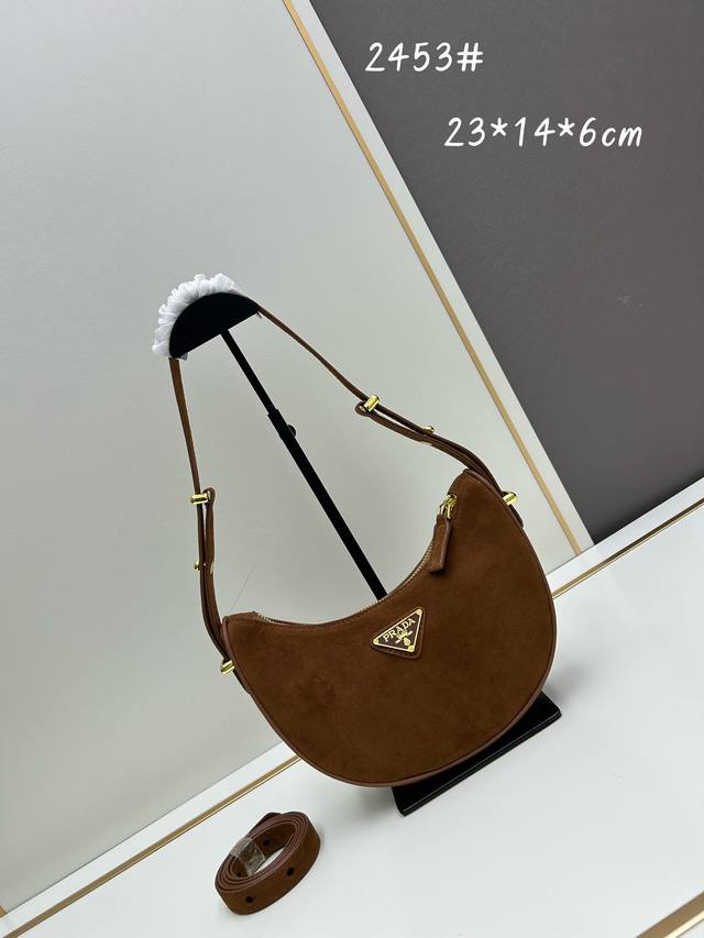 磨砂 配盒子 新款 Prad A月亮 月牙包 本季黑马四小牛皮和淡金的配色，月牙形状自带调扣，整体皮穿链，可盐可甜 展现优雅的同时还有点小复古，两侧卡扣对扣秒变