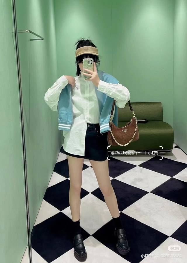 配盒子 Size：22*13Cm Prad Hobo 尼龙腋下包 看到实物真的堪称完美！ 包装 设计超级方便和舒服！ 皮手柄 配根链条，绝绝子！ 款号2449