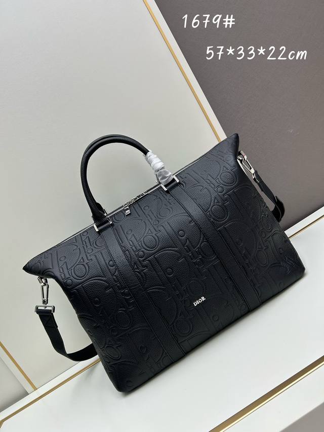 Weekender 25 手袋设计经典高雅。Dior Gravity 印 花效果皮革采用压花工艺将经典图案精致地呈现于米色 牛皮革之上,饰以dior 标志,充分 Weekender 25 手袋设计经典高雅。Dior Gravity 印 花效果皮革采用压花工艺将经典图案精致地呈现于米色 牛皮革之上,饰以dior 标志,充分