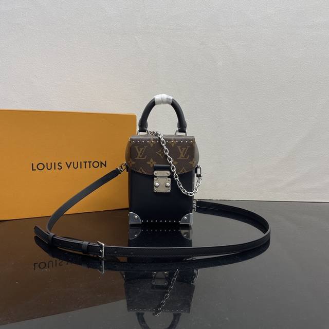 顶级原单m12362 Lv Vibe 家族推出新款 Camera Box 手袋。光泽牛皮革裁出别致构型，Monogram 细节升格经典风范，S-Lock 锁扣与