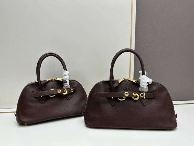 小号 大号 Miumi* 新款通勤贝壳包 流露着 Vintage 气息的贝壳包型也很 Nice～随性时髦的感觉～无论是柔美的棕色还是深邃的巧克力色～都给人飒爽精