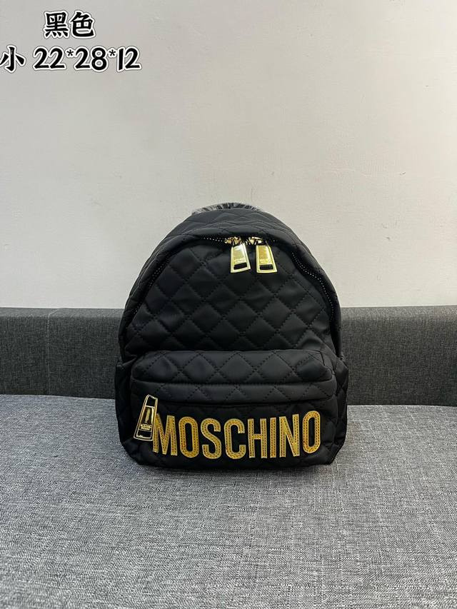 大 ..小 .. 莫斯奇诺 Moschion 双肩包 今年超火明星同款 高品质进口皮料搭配对版logo五金 背出去绝对让人眼前一亮 尺寸:28 33 19Cm 大 ..小 .. 莫斯奇诺 Moschion 双肩包 今年超火明星同款 高品质进口皮料搭配对版logo五金 背出去绝对让人眼前一亮 尺寸:28 33 19Cm