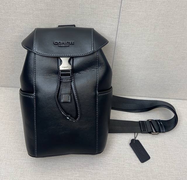 新品 Coach 蔻驰ct712 Ct752 Cu111 奥莱男士 Racer斜挎包商务牛皮革胸包，牛皮革，内置拉链袋，拉绳和卡扣开合，织物衬里外置开放式口袋，