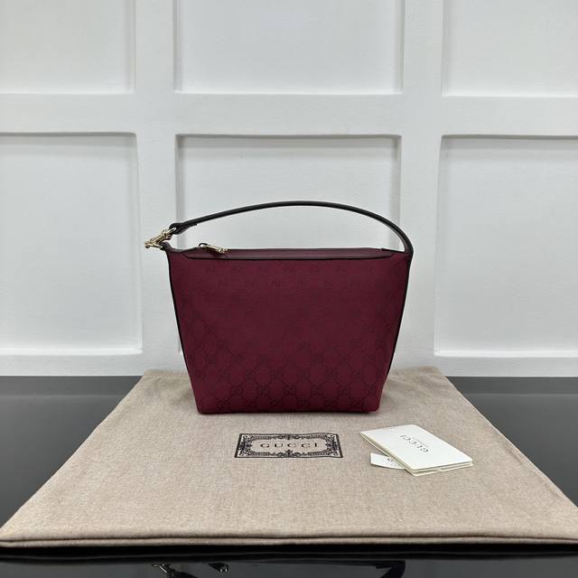 顶级原单gucci新款专柜品质，顶级原单货，原厂皮、原厂五金 实物实拍，款号：795168红布红皮 尺寸：W20Xh18.5Xd10Cm，