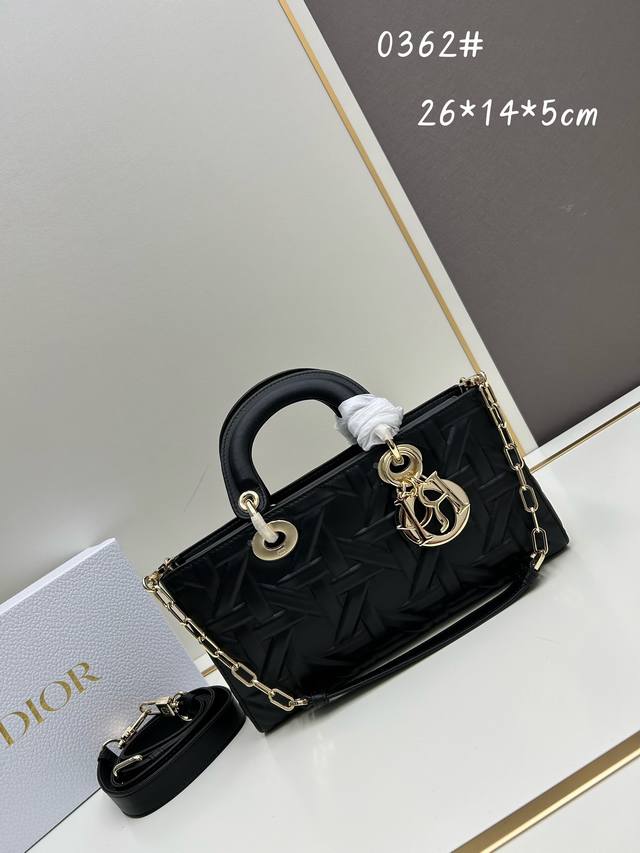 迪奥dior 正品顶级进口原厂牛皮手提腋下斜挎横款戴妃 包中号 Lady D-Joy 手袋 黑色压花萎格 这款 Lady D-Joy 手袋凸显经典lady Di 迪奥dior 正品顶级进口原厂牛皮手提腋下斜挎横款戴妃 包中号 Lady D-Joy 手袋 黑色压花萎格 这款 Lady D-Joy 手袋凸显经典lady Di