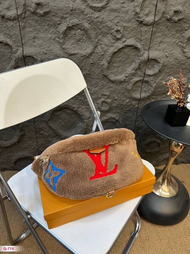 Lv 羊羔毛腰包 路易威登louisvuitton 包治百病 简单百搭 颜值高 日常出街首选 潮酷时尚女孩必入 尺寸34*28Cm