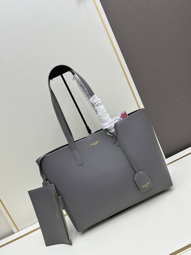 新款 Ysl｜Shopping Bag 圣罗兰最经典之一的shopping Bag购物袋包包来啦[赞r] 非常柔软的牛皮材质，比较耐磨耐刮擦～轻便又百搭～需要通